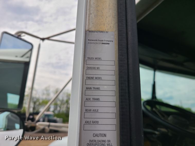 image for item HM9922 1994 Kenworth T800  truck tractor