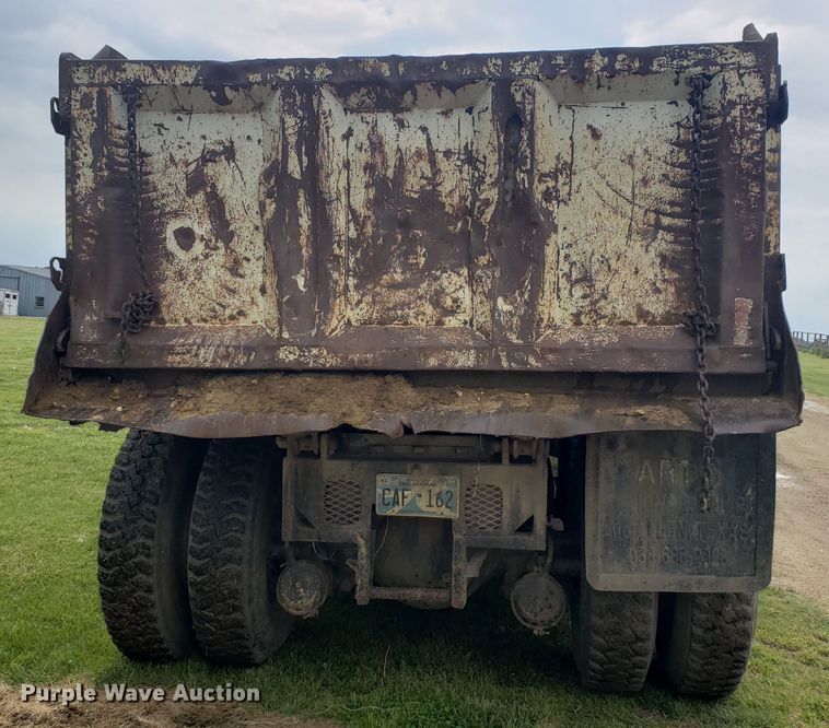 image for item HO9480 1993 International 4900  dump truck