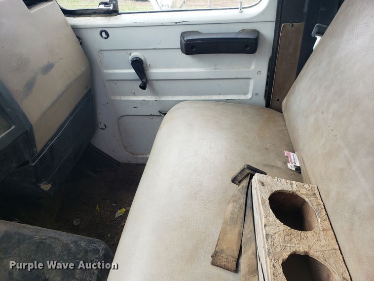 image for item HO9480 1993 International 4900  dump truck