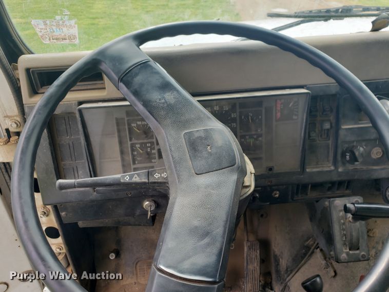 image for item HO9480 1993 International 4900  dump truck