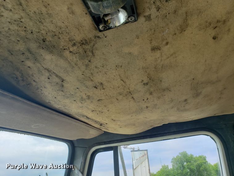 image for item HO9480 1993 International 4900  dump truck