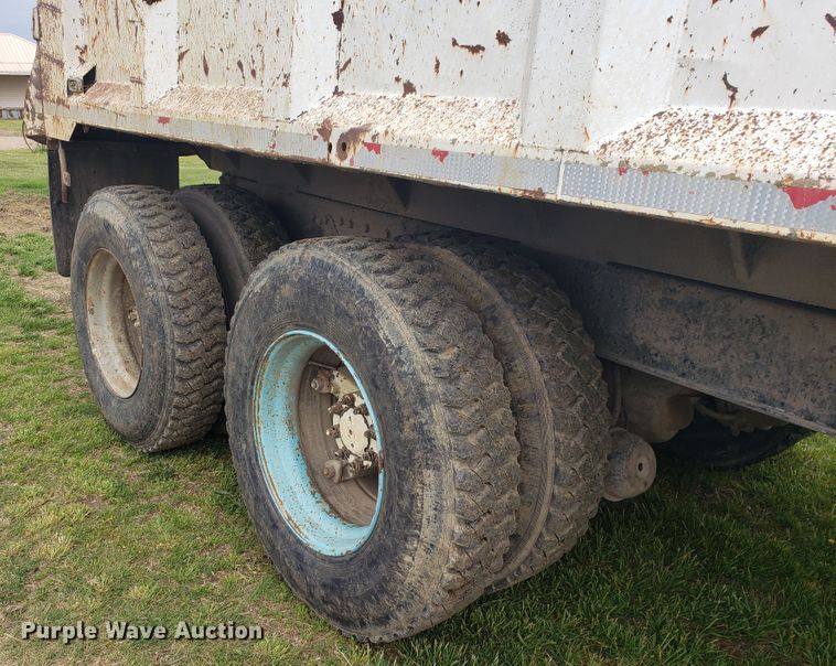 image for item HO9480 1993 International 4900  dump truck