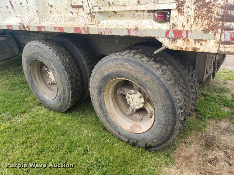 image for item HO9480 1993 International 4900  dump truck