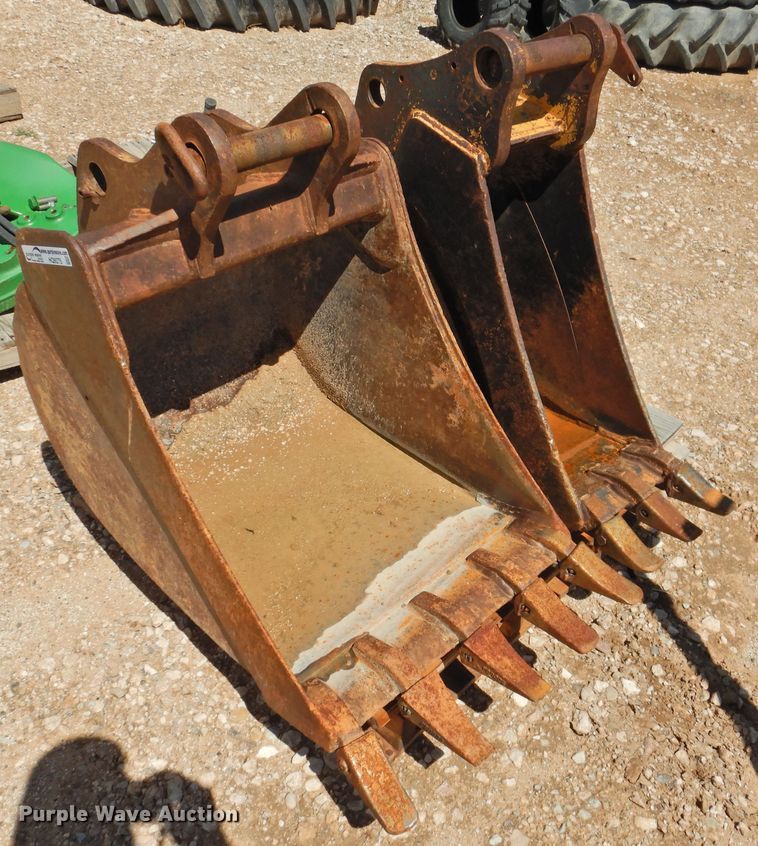 (2) John Deere backhoe buckets in Dalhart, TX Item HQ9275 sold