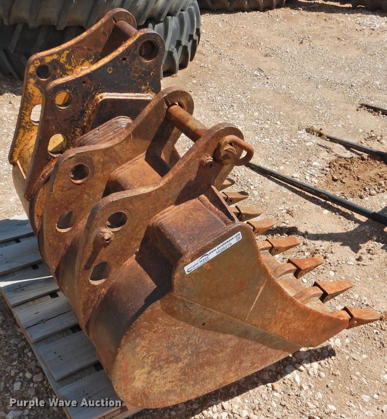 (2) John Deere backhoe buckets in Dalhart, TX Item HQ9275 sold