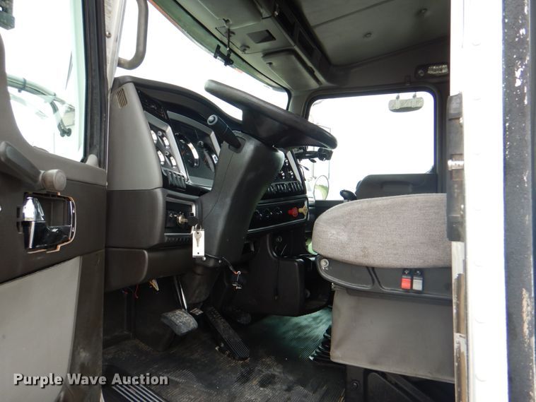 image for item HT9257 2010 Kenworth T800  crane truck