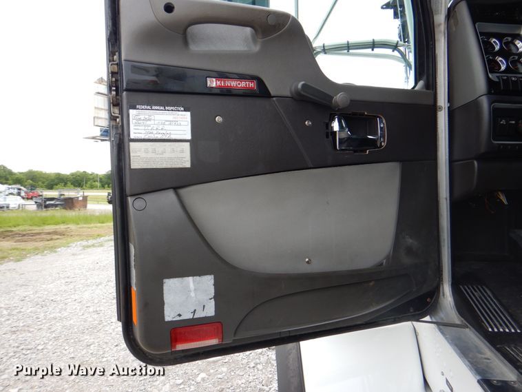 image for item HT9257 2010 Kenworth T800  crane truck