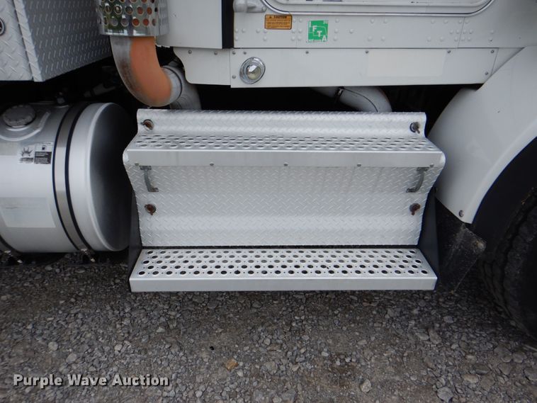 image for item HT9257 2010 Kenworth T800  crane truck