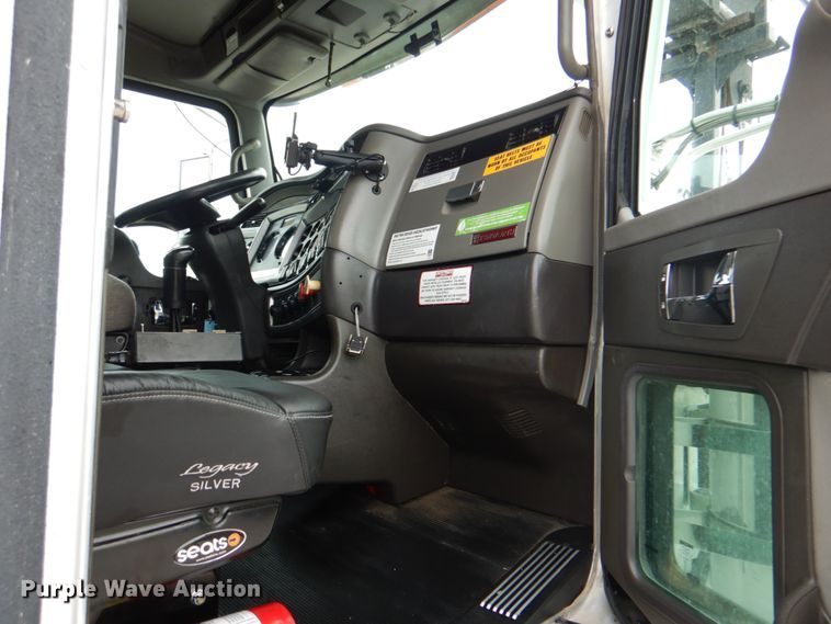 image for item HT9257 2010 Kenworth T800  crane truck