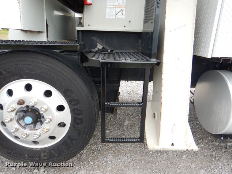 image for item HT9257 2010 Kenworth T800  crane truck