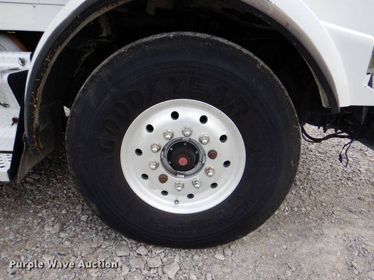 image for item HT9257 2010 Kenworth T800  crane truck