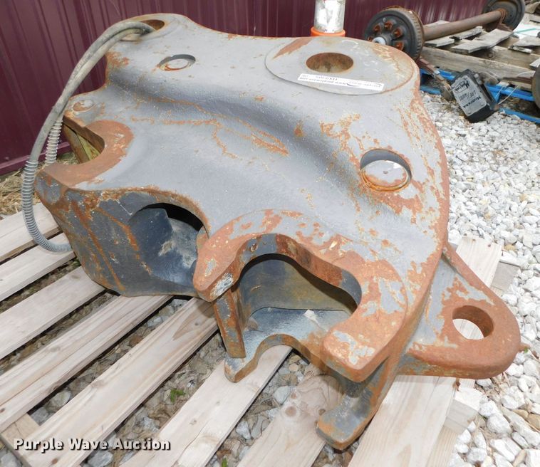 image for item HX9305 2014 CNH CX240/290  hydraulic quick coupler