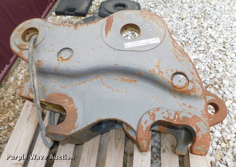 image for item HX9305 2014 CNH CX240/290  hydraulic quick coupler