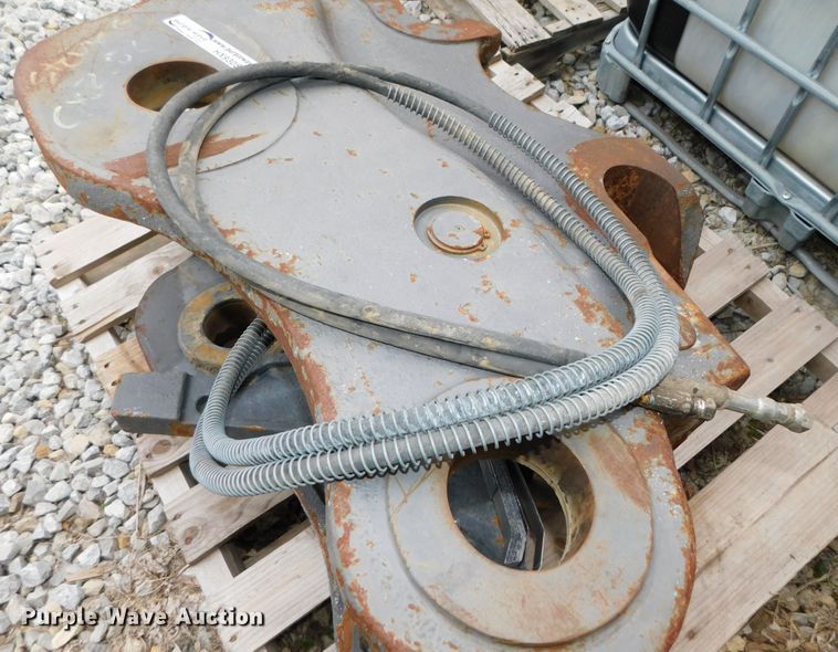 image for item HX9305 2014 CNH CX240/290  hydraulic quick coupler