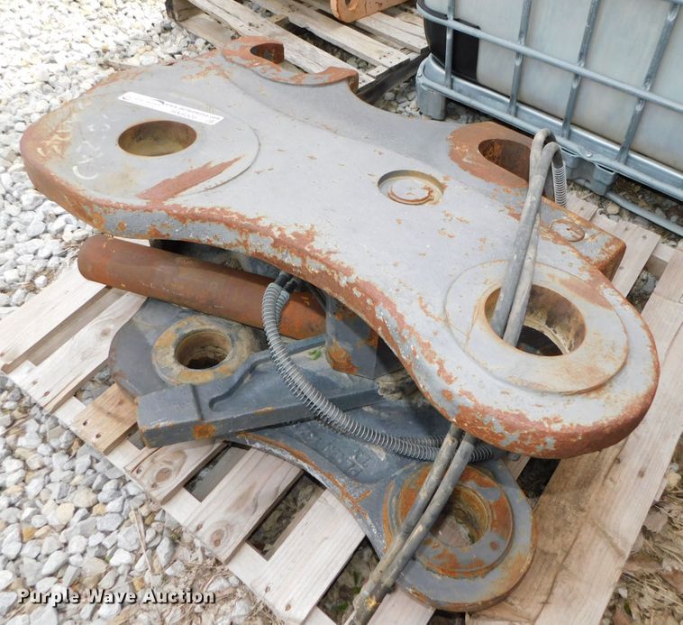 image for item HX9305 2014 CNH CX240/290  hydraulic quick coupler