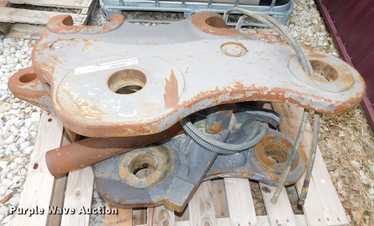 image for item HX9305 2014 CNH CX240/290  hydraulic quick coupler