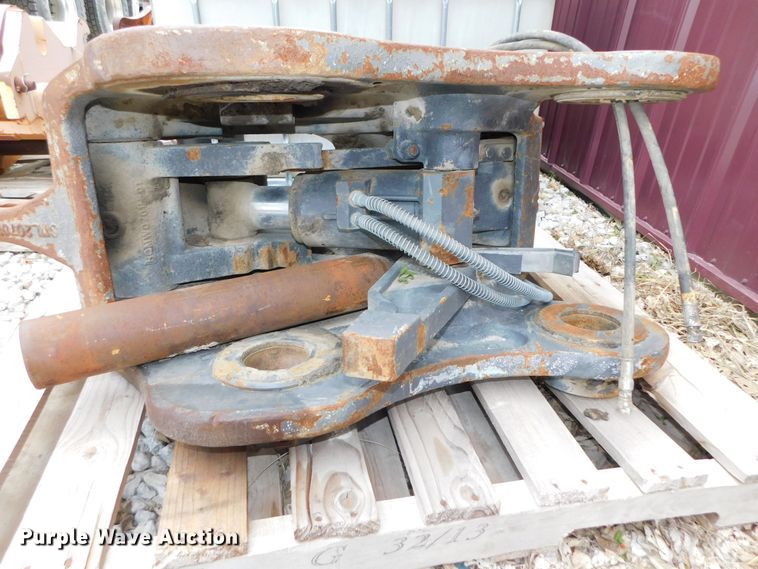 image for item HX9305 2014 CNH CX240/290  hydraulic quick coupler