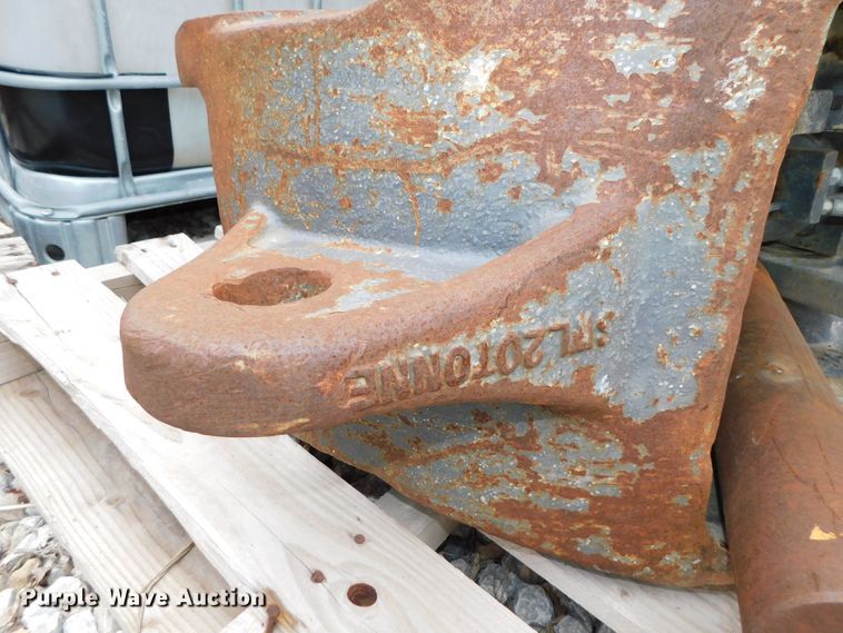 image for item HX9305 2014 CNH CX240/290  hydraulic quick coupler