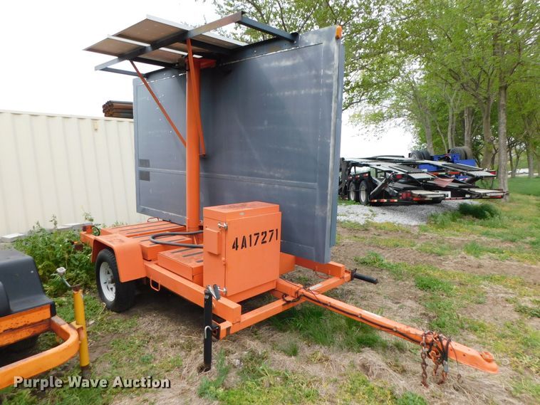 image for item HX9308 2002 American Signal  message board trailer