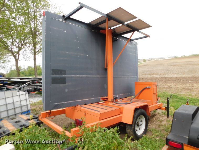 image for item HX9308 2002 American Signal  message board trailer