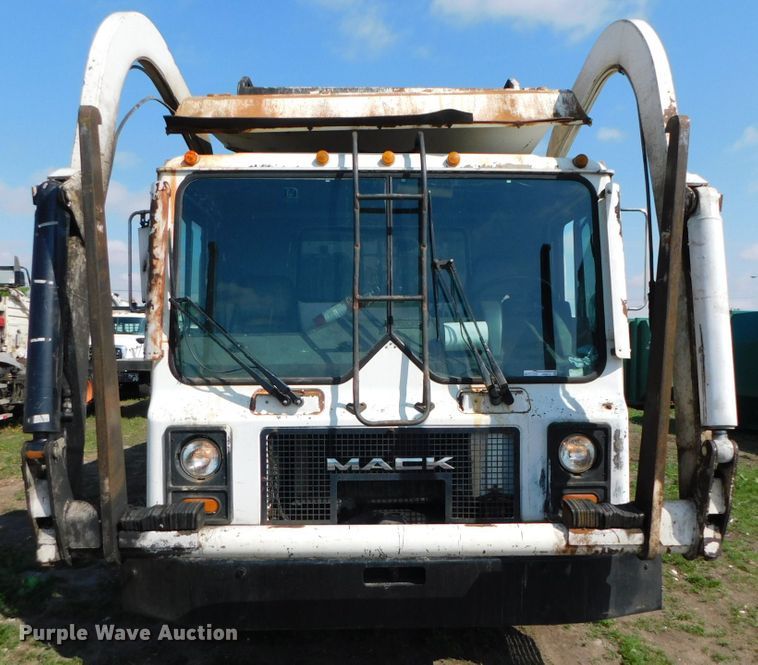 image for item HX9314 2006 Mack MR690S  refuse truck