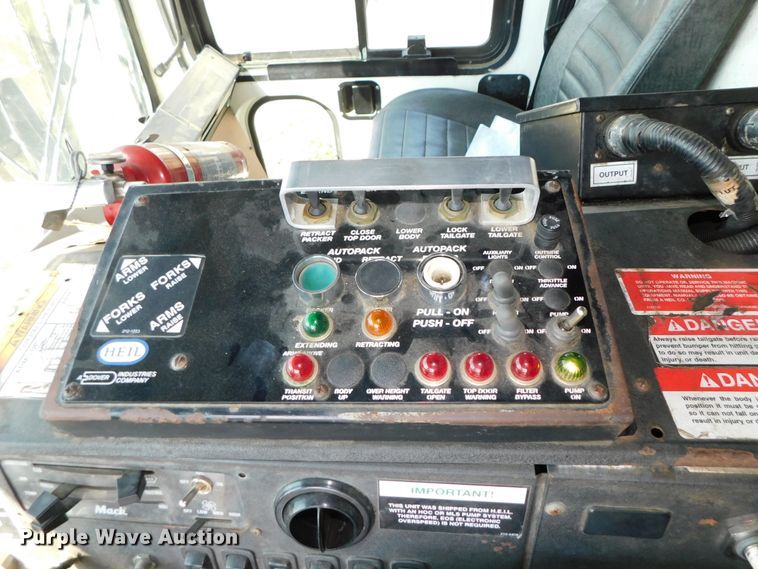 image for item HX9314 2006 Mack MR690S  refuse truck