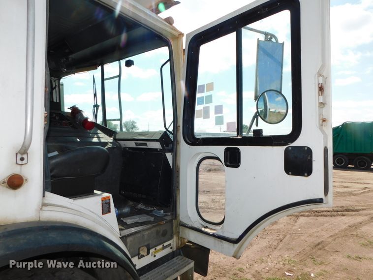 image for item HX9314 2006 Mack MR690S  refuse truck