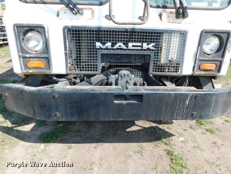 image for item HX9314 2006 Mack MR690S  refuse truck