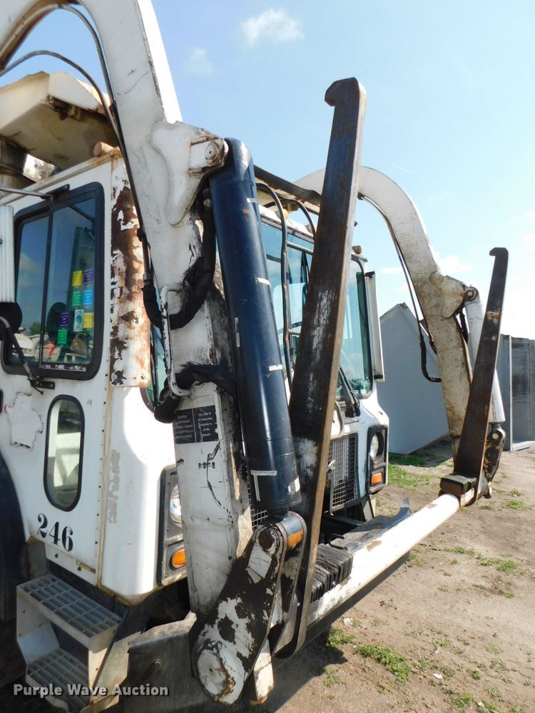 image for item HX9314 2006 Mack MR690S  refuse truck