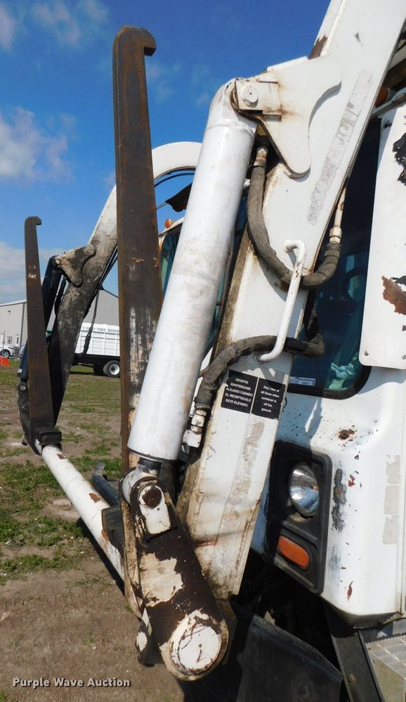 image for item HX9314 2006 Mack MR690S  refuse truck