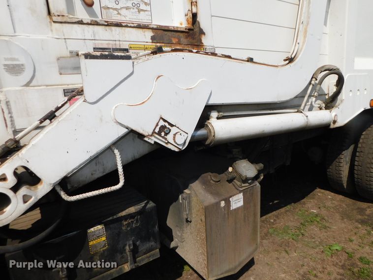 image for item HX9314 2006 Mack MR690S  refuse truck