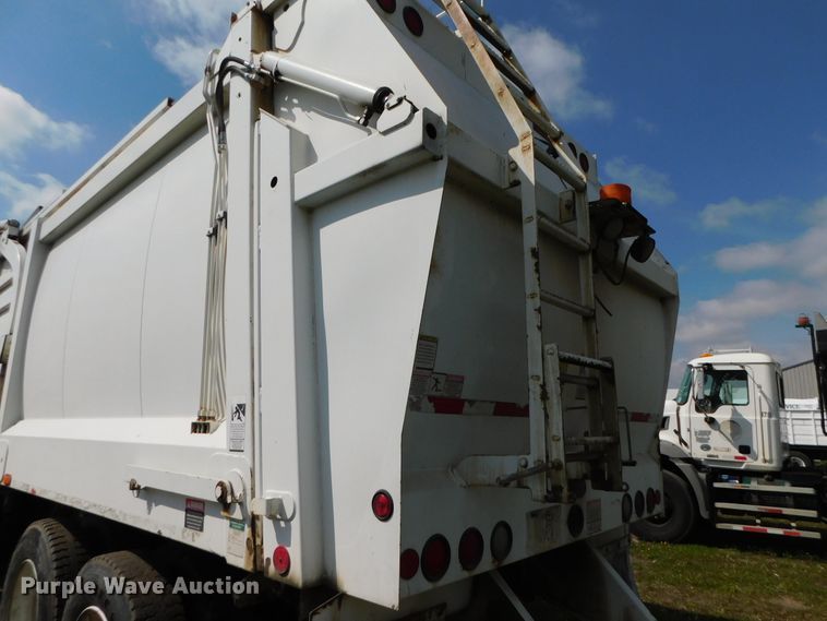 image for item HX9314 2006 Mack MR690S  refuse truck