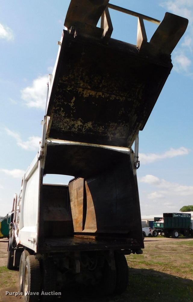 image for item HX9314 2006 Mack MR690S  refuse truck