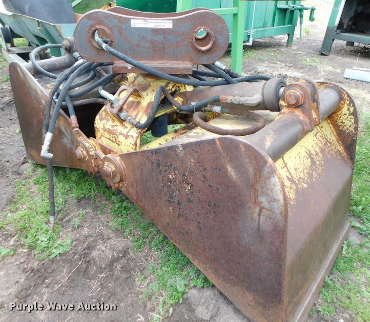 image for item HX9316 28"W clamshell bucket