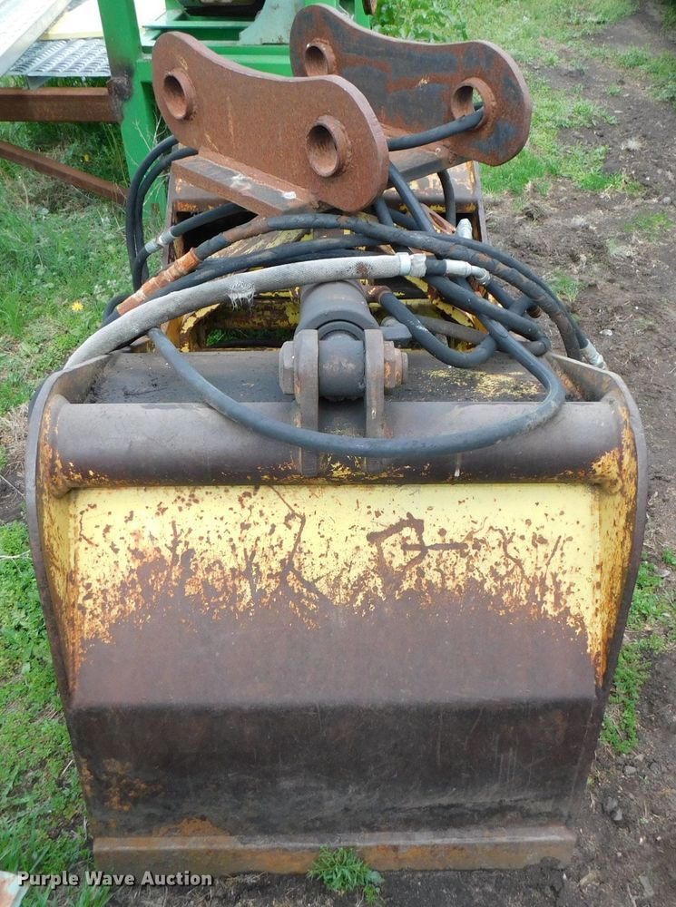 image for item HX9316 28"W clamshell bucket