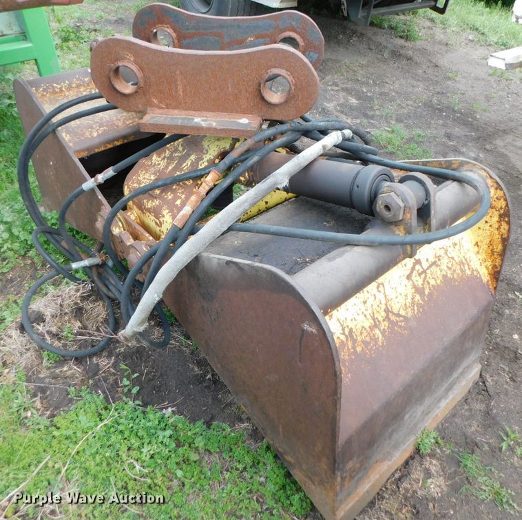 image for item HX9316 28"W clamshell bucket