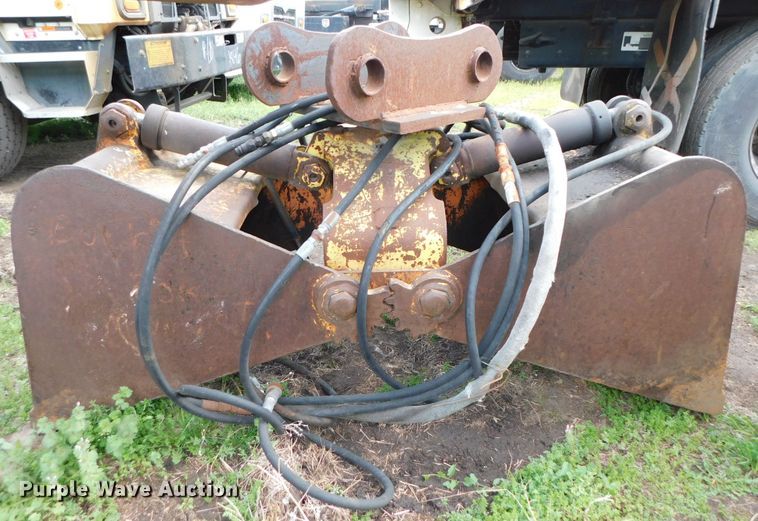 image for item HX9316 28"W clamshell bucket