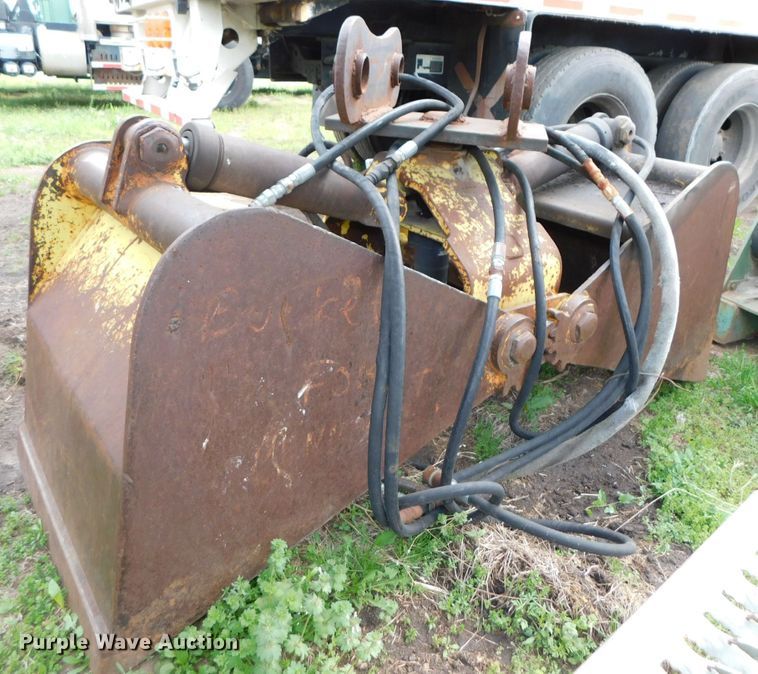 image for item HX9316 28"W clamshell bucket