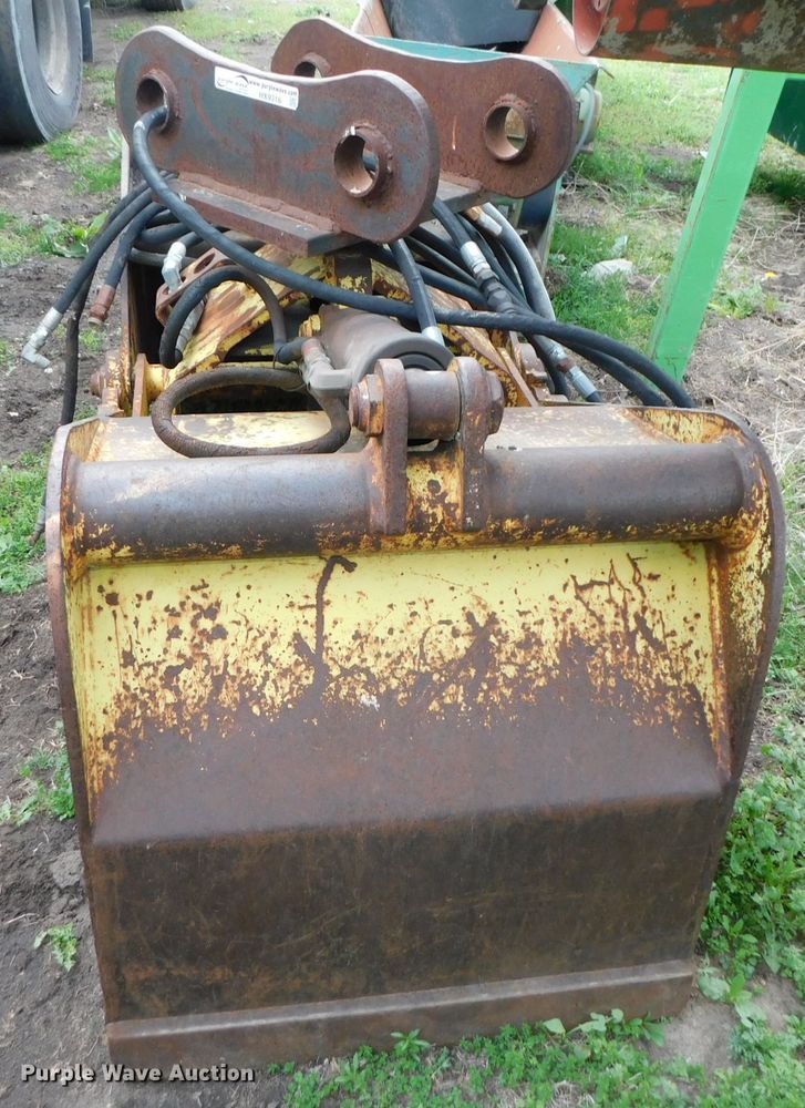 image for item HX9316 28"W clamshell bucket