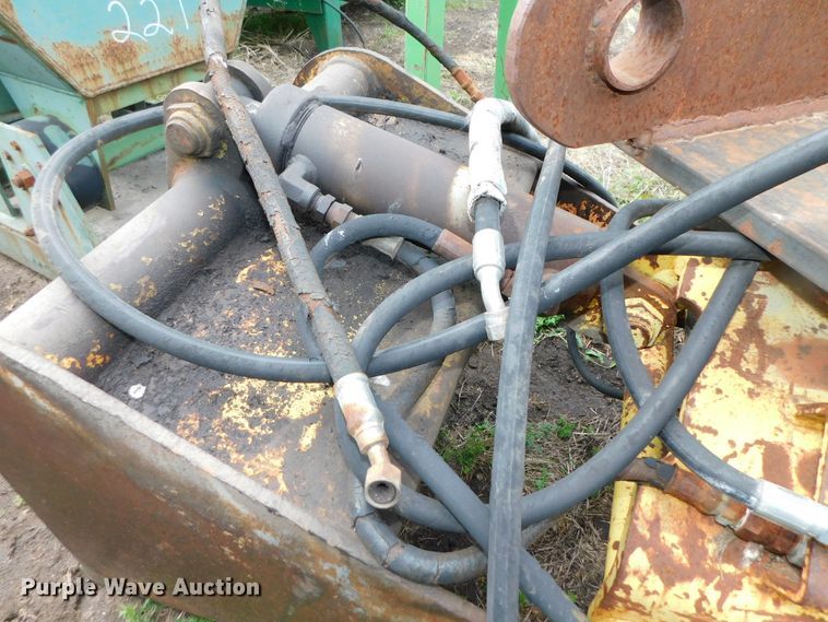 image for item HX9316 28"W clamshell bucket