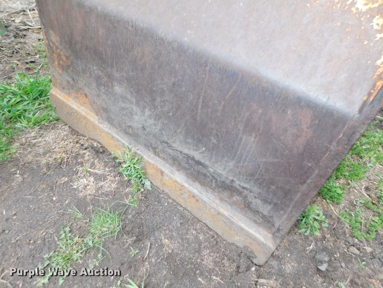 image for item HX9316 28"W clamshell bucket