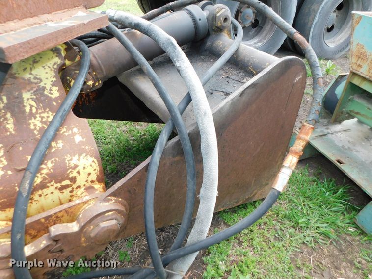 image for item HX9316 28"W clamshell bucket