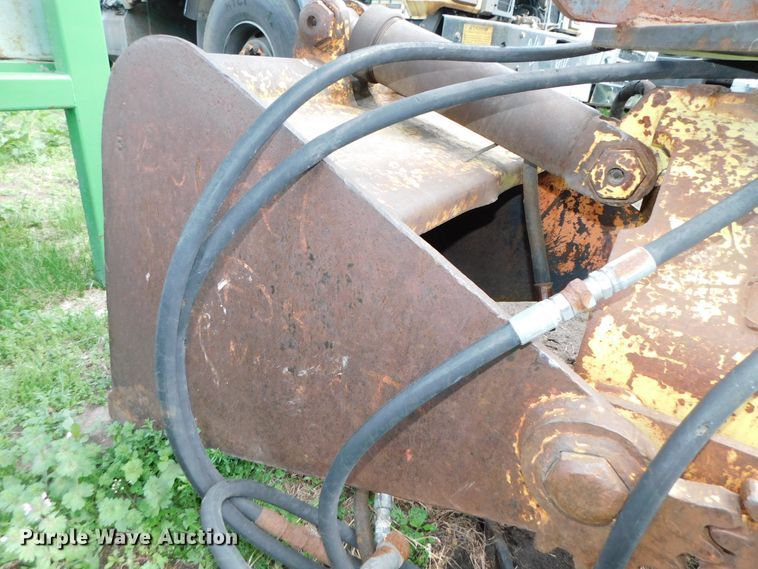 image for item HX9316 28"W clamshell bucket