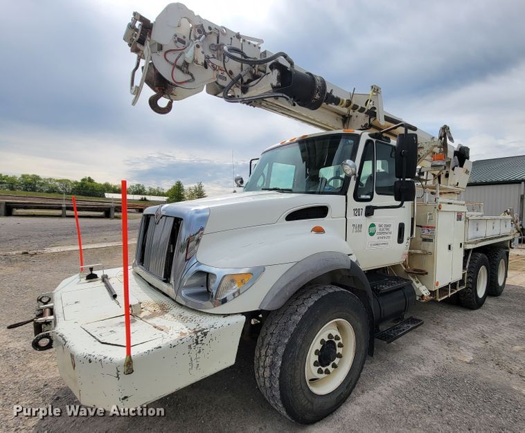 image for item IF9776 2007 International 7400  digger derrick truck