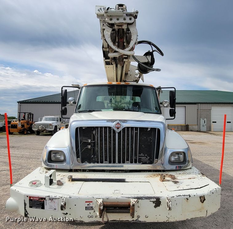 image for item IF9776 2007 International 7400  digger derrick truck