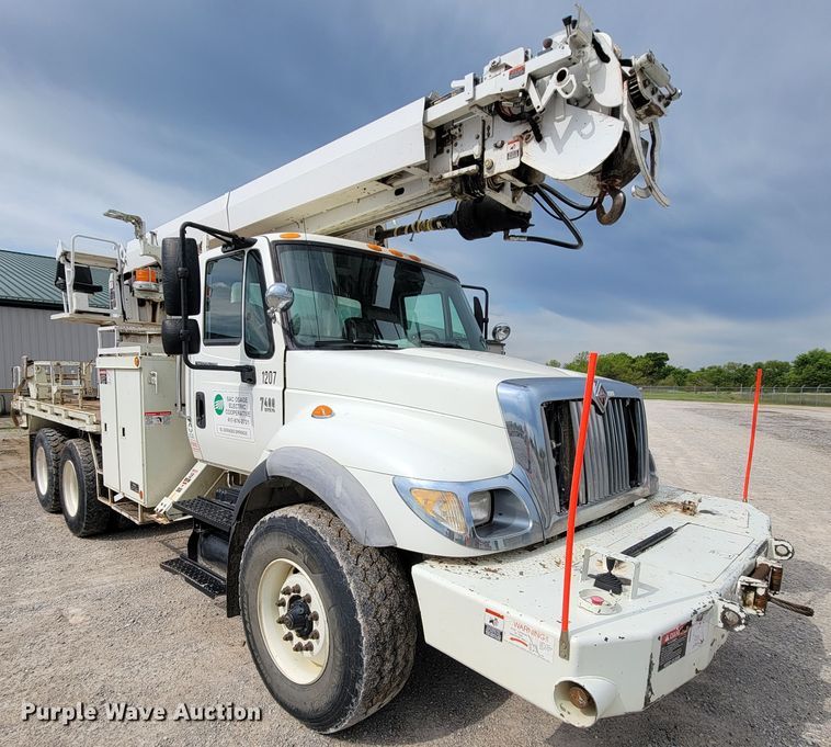 image for item IF9776 2007 International 7400  digger derrick truck