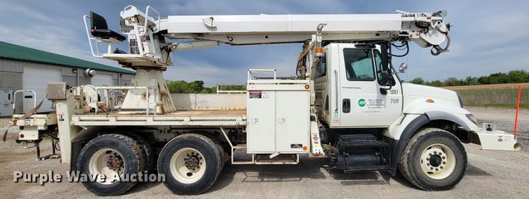 image for item IF9776 2007 International 7400  digger derrick truck