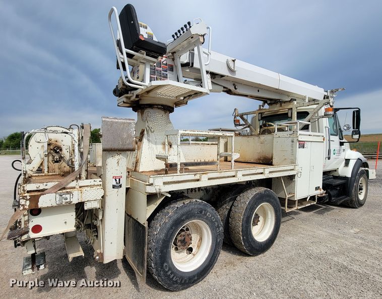 image for item IF9776 2007 International 7400  digger derrick truck