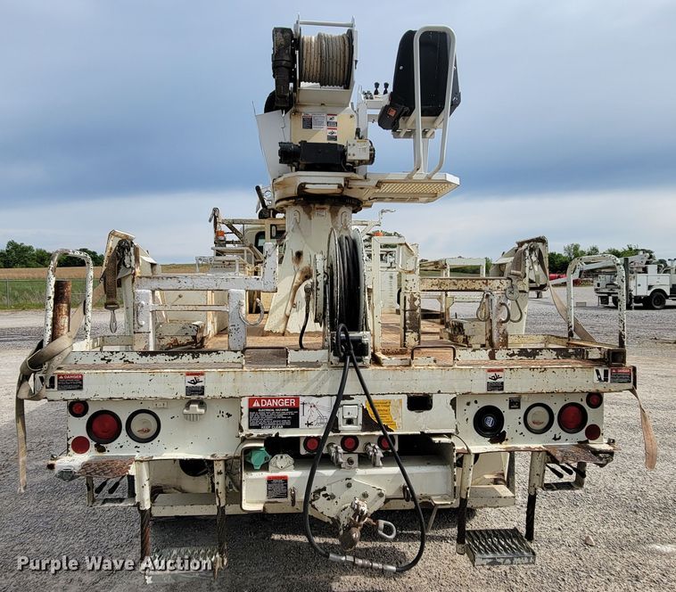 image for item IF9776 2007 International 7400  digger derrick truck