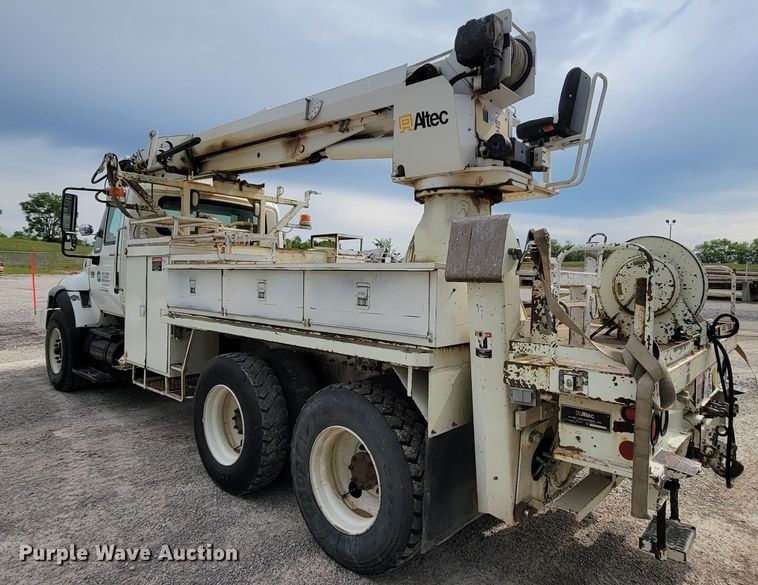 image for item IF9776 2007 International 7400  digger derrick truck